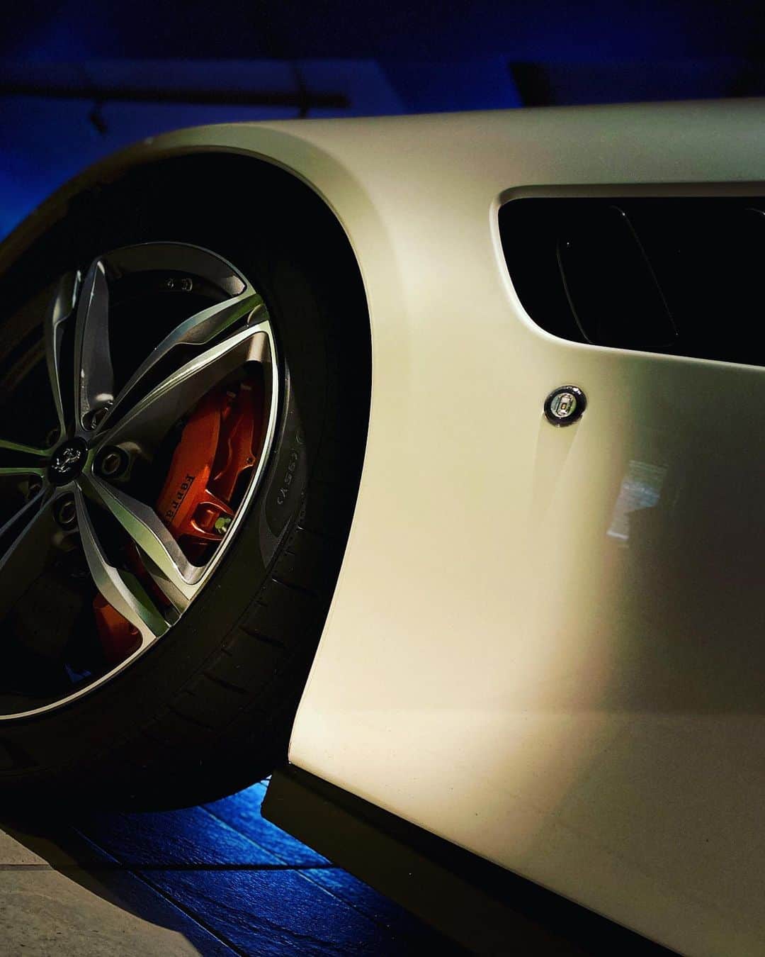 青木龍一のインスタグラム：「gtc4…  #ferrari  #gtc4lusso  #v12 #biancoitalia」