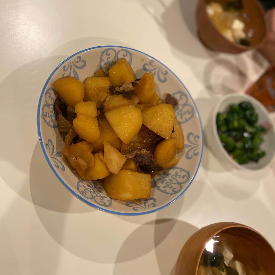 山根良顕さんのインスタグラム写真 - (山根良顕Instagram)「肉じゃが作ったけどにんじんと糸こんにゃくって欲しくなるなぁ 味的にも見映え的にも ピーマン塩昆布ごま油 玉ねぎ、わかめ、豆腐の味噌汁 卵も入れて、タンパク質」7月21日 0時26分 - ungirls_yamane