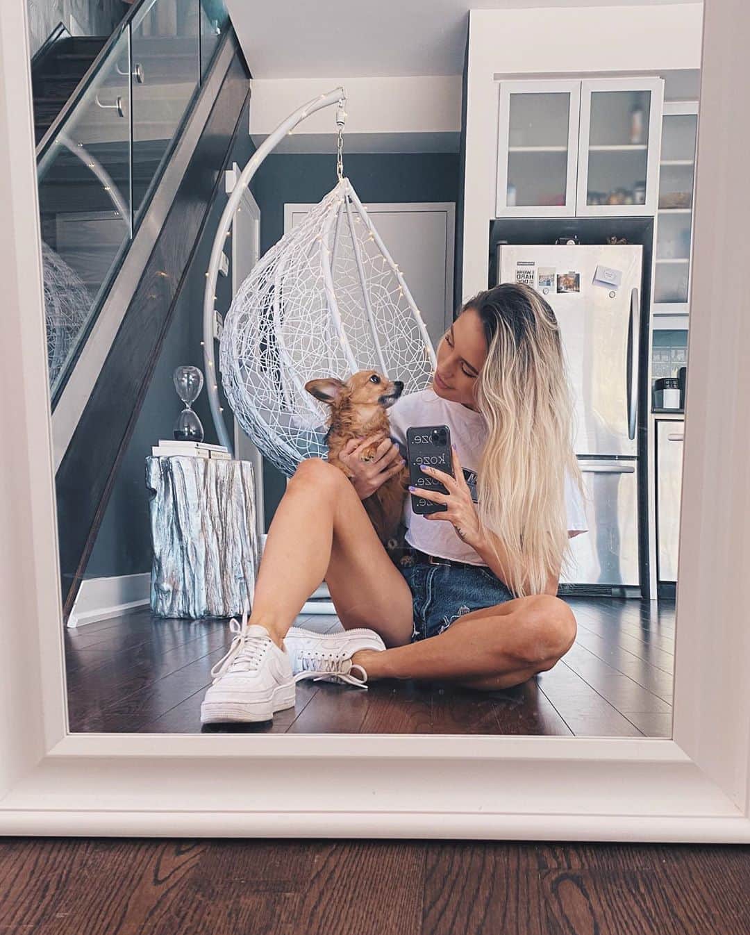 のインスタグラム：「happy Monday 😜 editing and emails will resume shortly after our daily stroll」