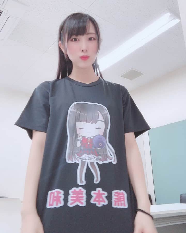 のインスタグラム：「おやくま🐻 . . @iwamiayanoi  岩見彩乃プロ🔮デザインみいのTシャツ頂きました✨ 非公式グッズでみんなに来て欲しいレベルでスーパーかわいいいいいい🥰💓💓💓 . . #おやすみ #goodnight #🌙 #おやくま #ボウリング #bowling #볼링 #🎳 #岩見彩乃 #プロボウラー #デザイン #キャラクター #tシャツ #kawaii #makeup #beauty #黒髪 #動画 #編み込み #日々の出会いに感謝 #バクステ外神田一丁目 #アイドル #idol #일본 #아이돌 #アイドルボウラー #Pリーガー #プロボウラーになりたい #japanesegirl #すきぴ」