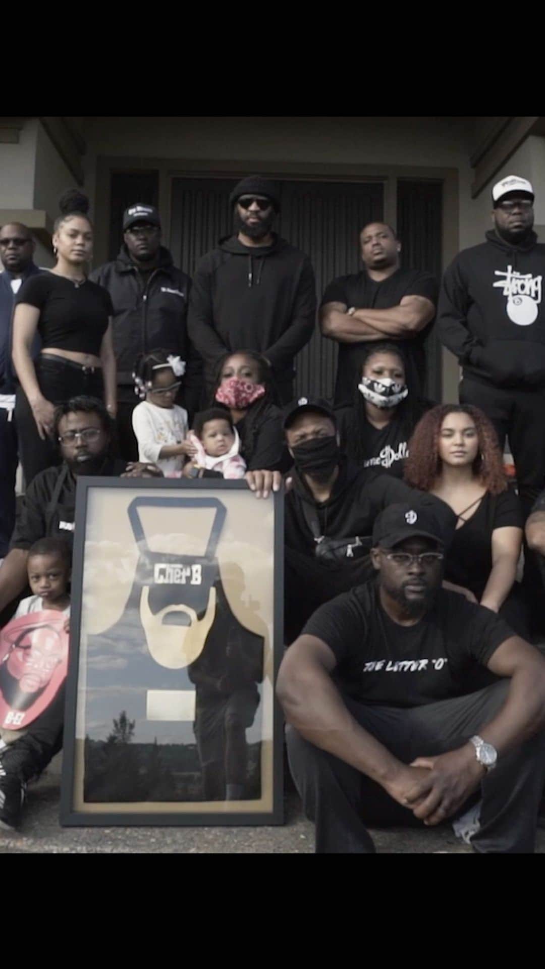 デイミアン・リラードのインスタグラム：「It takes a village! My new video for #HomeTeam is out now. Celebrating family, friends, loyalty and what we can build when we stick together. Hit the link in my bio to stream #HomeTeam on all major platforms. My connection to Portland is deeper than just basketball. We from Oakland, but we’ve made Portland our home... — Directed by: @brookfieldduece and @damianlillard Shot and edited by: @rileybrownpdx  In loving memory of my cousin, Brandon “Chef B” Johnson. #FrontPageMusic #DameDOLLA」