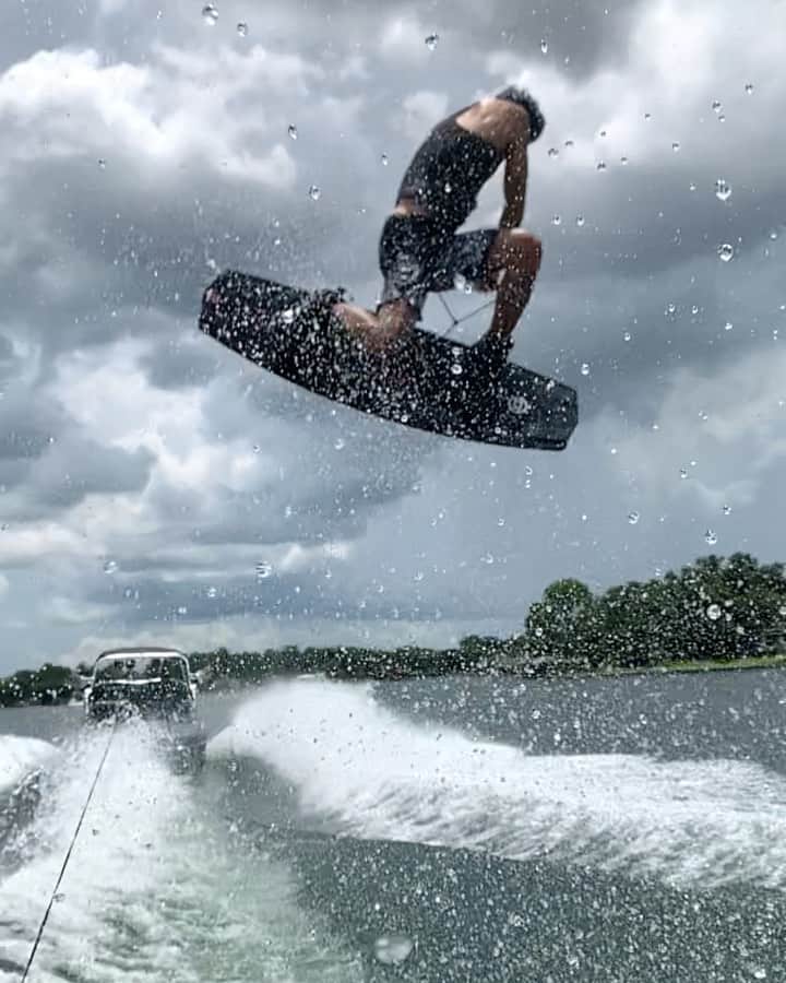 手塚翔太のインスタグラム：「Method Monday🔥 I guess we just need iPhone to get some cool clips right @steellafferty ?🤷🏻‍♂️😂📱」