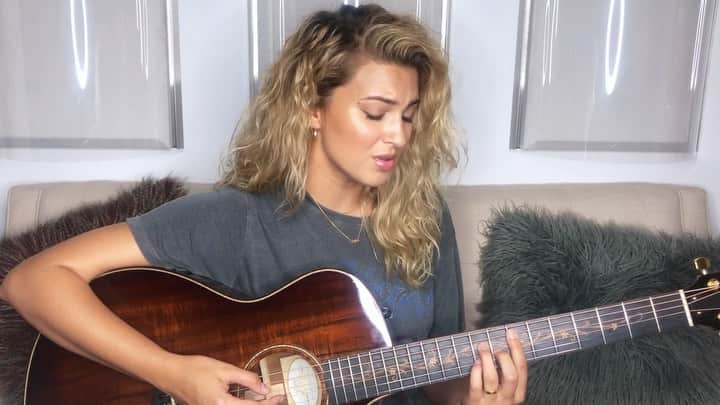 トーライ・ケリーのインスタグラム：「lil’ cover for your monday ⏰🧚🏻‍♀️time flies by @champagnepapi. full video on my youtube… throwin it back to my youtube days」