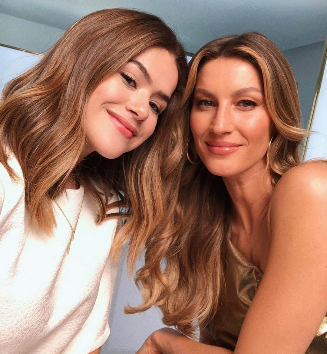 Maisa Silvaさんのインスタグラム写真 - (Maisa SilvaInstagram)「Hoje é aniversário da @gisele ♡ Ela é incrível e hoje faz 40 anos! O mais legal é que ela está lançando a campanha “Viva a vida - meu melhor presente é um planeta melhor”, doando 40 mil árvores para a Amazônia!  E todos nós podemos doar também para ajudar a reflorestar nosso país.  @pantenebrasil , da qual eu sou embaixadora, já entrou nessa e doou mais 40 mil árvores, e o número está só crescendo!! Vamos juntos ajudar a semear esse movimento do bem? Entre no site https://vivaavida.gift/ e a partir de R$5 você já pode participar.  Gisele, Parabéns pelo seu dia!! Eu amei te conhecer! Muitas felicidades!! Parabéns por essa iniciativa maravilhosa, espero que todos se sintam impactados com essa ação e doem também. ♡ @socioambiental」7月21日 0時57分 - maisa