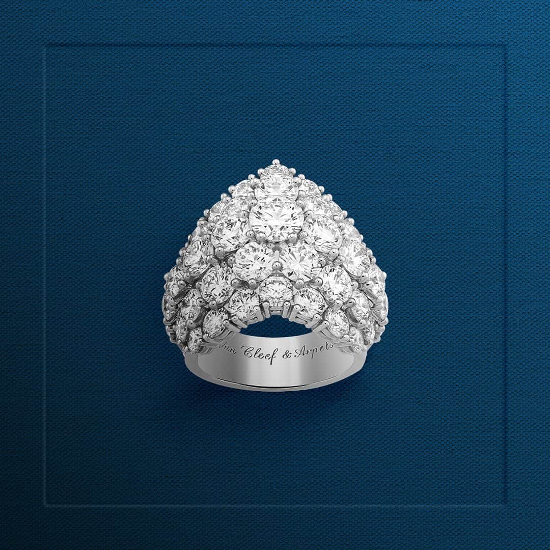 ヴァンクリーフ&アーペルさんのインスタグラム写真 - (ヴァンクリーフ&アーペルInstagram)「The new À Cheval ring takes the spotlight, paying homage to the splendor of diamonds. In keeping with this tradition, Van Cleef & Arpels selects diamonds of the highest quality for its creations. #VCAhighjewelry #HighJewelry #VanCleefArpels」7月21日 0時58分 - vancleefarpels