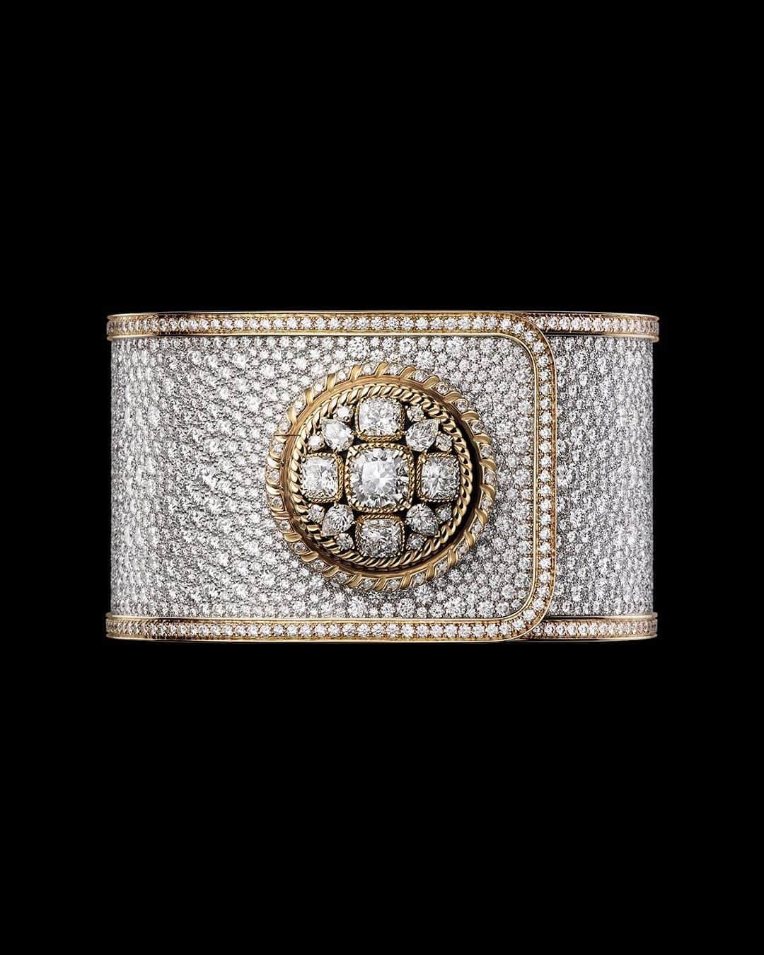 シャネルさんのインスタグラム写真 - (シャネルInstagram)「MADEMOISELLE PRIVÉ BOUTON. The spirit of couture meets the ingenuity of watchmaking.  The button, a signature of CHANEL style, conceals the dial of the MADEMOISELLE PRIVÉ BOUTON watch. Set with over 2,000 diamonds, this unique timepiece recalls the wide cuffs Gabrielle Chanel wore on her wrists.  #MademoisellePriveBouton #CHANELHauteHorlogerie  Discover the collection. Link in bio.」7月21日 1時00分 - chanelofficial