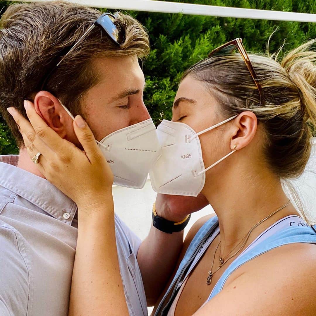 エイミー・ウィラートンのインスタグラム：「#2020 ... the year we all had to learn to go with the flow 🤪 #letitgo 💓」