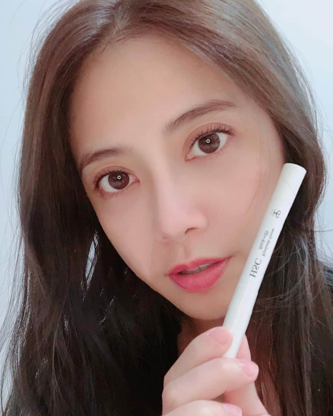 Miaのインスタグラム：「睫毛真的是女生很重要的一部分～ 不管有做角蛋白還是接睫毛的女生還是需要保養一下自己的睫毛❤️ 試了這一款睫毛美容液就算不小心流到眼睛裡也不刺激眼睛🤩 連眉毛我都會一起擦～ 讓眉毛睫毛一起保養🙌  原裝進口🔥SIS HSC 睫毛美容液TAWAIN アイラッシュグロウ（まつげ育毛剤）  #JSARM #過敏肌膚 #接嫁美睫可使用 #一天兩次兩週超有感」