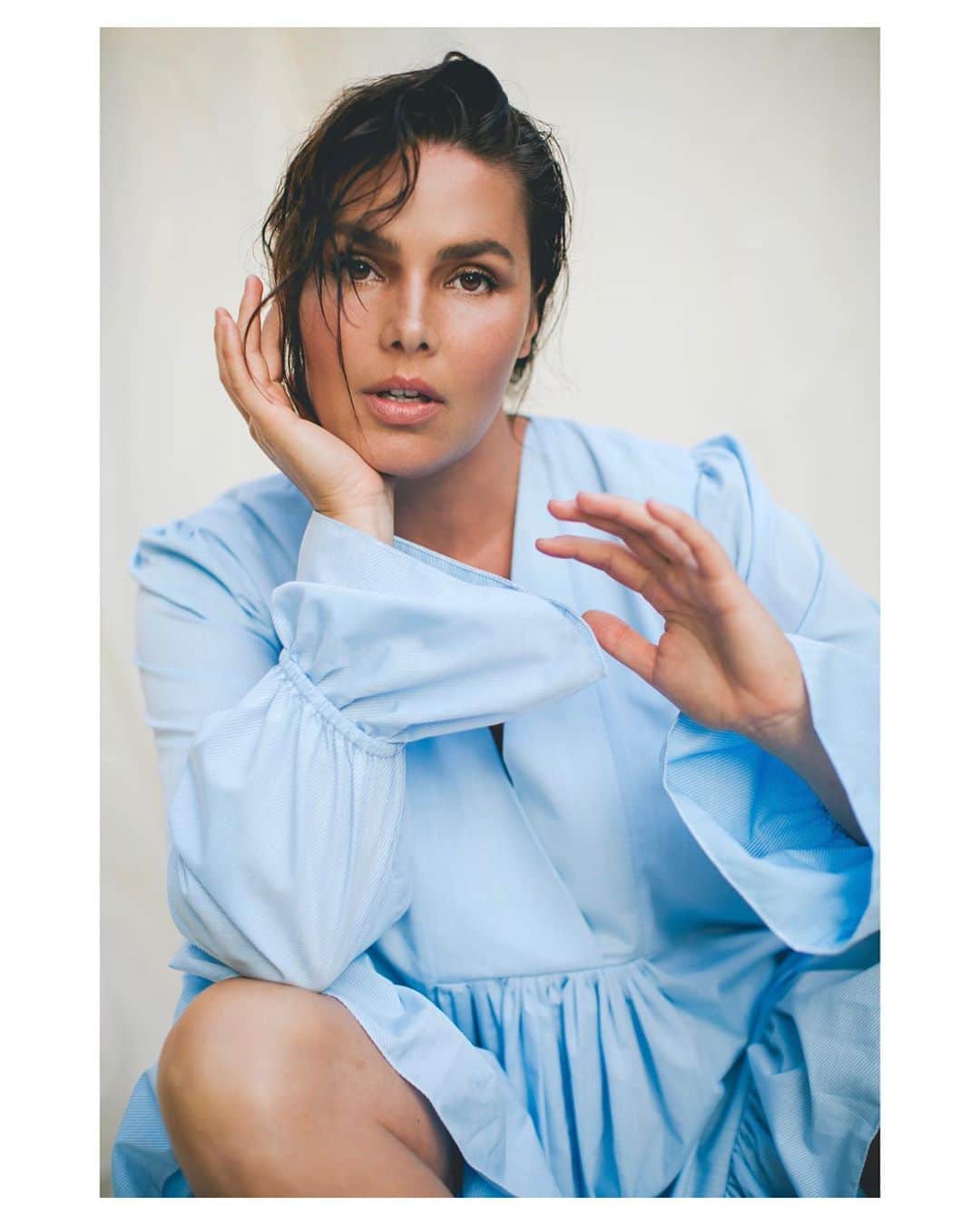 のインスタグラム：「So many moods, so much time. 😉💙⁣ ⁣ I pinch myself everyday to be isolated with a fella (The Matt Powers formerly of the ‘gram) that wants to “play” and create, learn, and try new things. These backyard portrait sessions he shot will be my greatest memory of this summer! Made even more special by collaborative masterminds @frankiefoye and @missgeoburke. 💙 you ladies! ⁣ Wearing @azeeza for @11honore !」