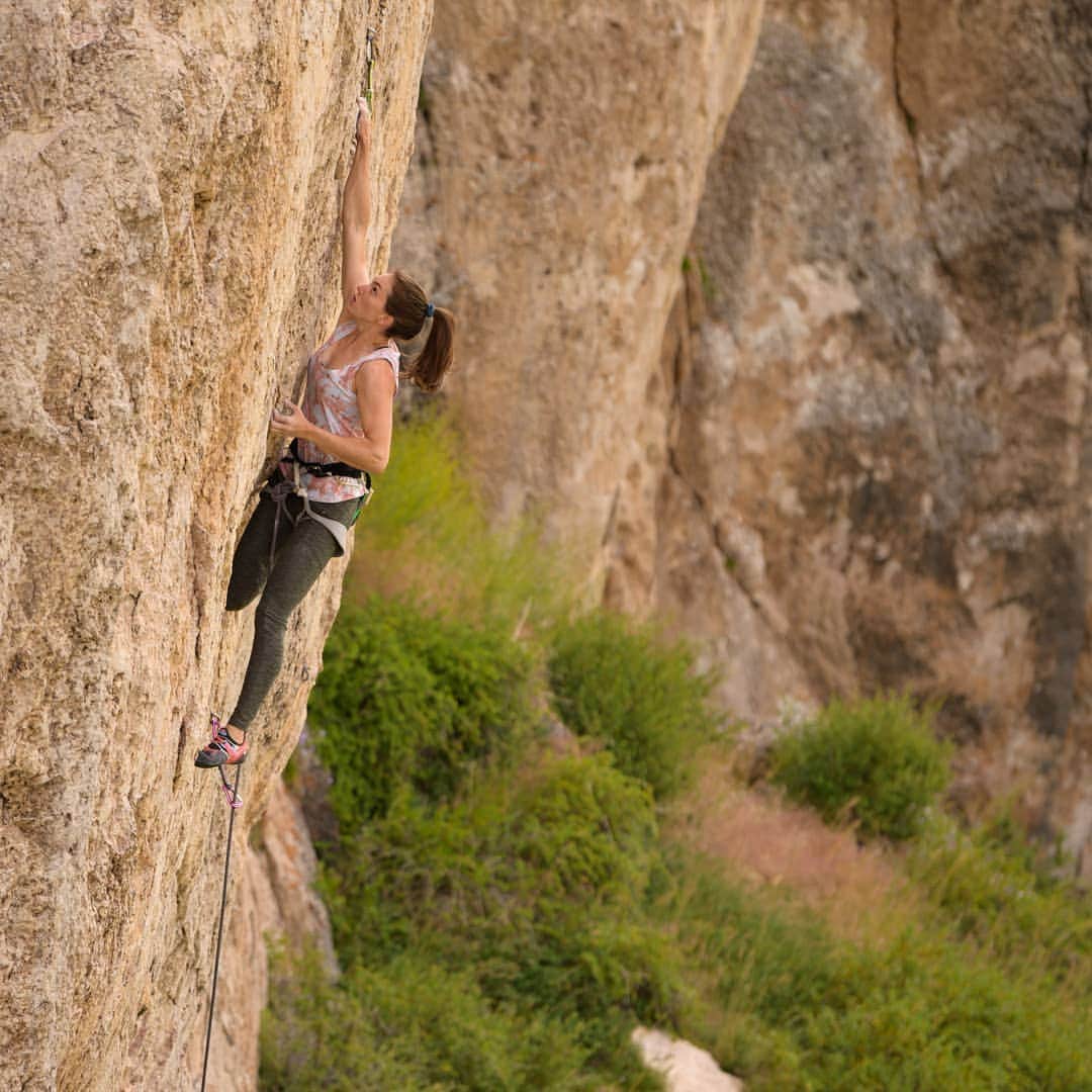 ペイジー・クラッセンのインスタグラム：「How much do you think ape index plays a role in climbing? I have a +5 inch (12.7 cm) ape index, and can't deny that it frequently comes in handy. However, the longer your limbs, the more body tension required to get into and out of a spanned out position. Core work has played a big role in my climbing over the years, but not necessarily traditional core workouts on the floor. While I do those occasionally, I've found that throwing myself at dynamic boulders that require me to cut my feet and pull them back on are the most beneficial for my core strength. When your feet cut during training, your feet won't have to cut as often when it counts 🧗‍♀️.  Photo by @arjandekock  @eddiebauer @lasportivana @maximropes @physivantage」