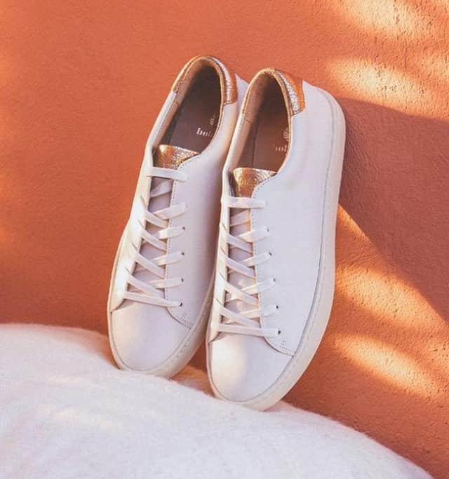 Saphirさんのインスタグラム写真 - (SaphirInstagram)「Our White Novelys is your best ally to take care of your beloved white sneakers all year round! It knows how to pamper your favourite casual pair! 😉 . Pour prendre soin de vos Sneakers blanches adorées durant toute l'année, faites confiance à notre White Novelys ! Il saura chouchouter votre paire casual préférée ! 😉 . Photo : @bobbies . . #SaphirOfficial #Saphir #ShoeShine #ShoeShining #ShoeLovers #mensshoes #classicshoes #menswear #shoecare #shoelover #shoepolish #womensshoes #shoesaddict #mensfashion」7月21日 1時11分 - saphir_official