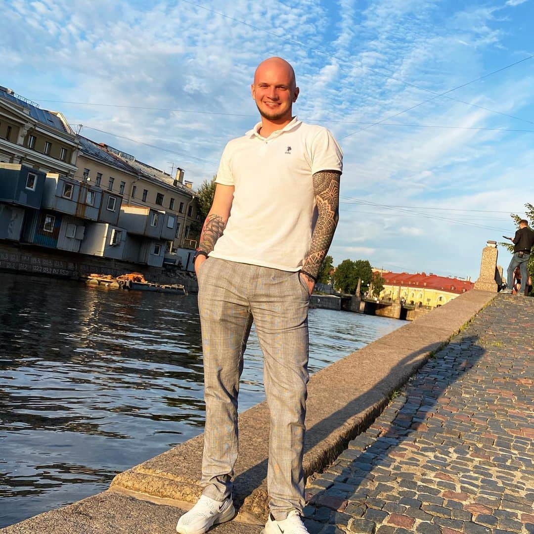 ニコライ・モロシュキンのインスタグラム：「После рабочего дня ✅☀️ #санктпетербург」