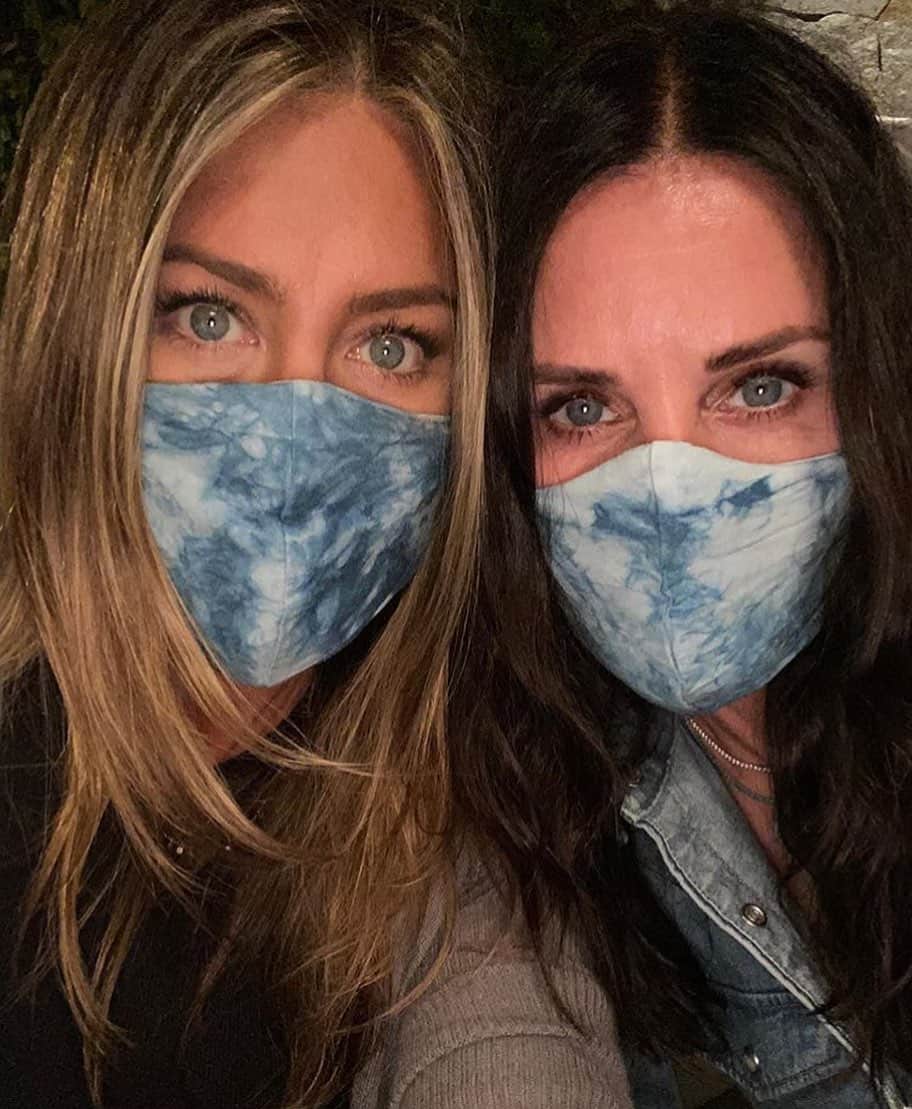 Just Jaredさんのインスタグラム写真 - (Just JaredInstagram)「@jenniferaniston and @courteneycoxofficial reunite in their face masks for a selfie to remind you to wear yours! #JenniferAniston #CourteneyCox Photo: @jenniferaniston」7月21日 1時15分 - justjared
