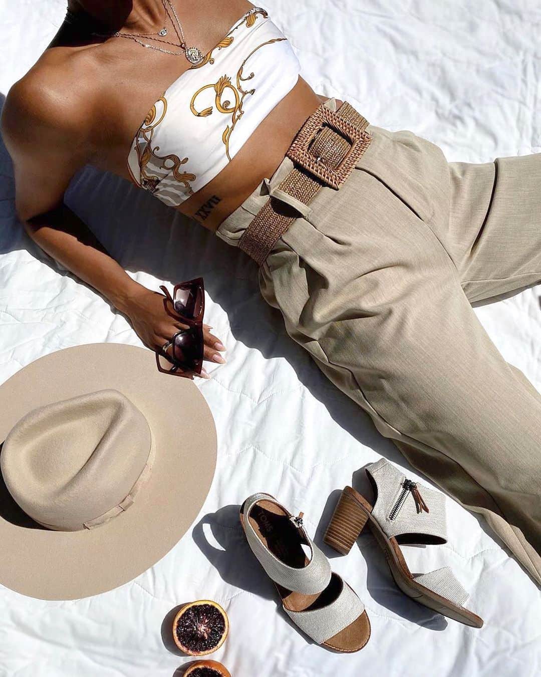 トムズシューズのインスタグラム：「Catching some ☀️ with our Majorca Sandals. #regram: @stylishlittlestories」
