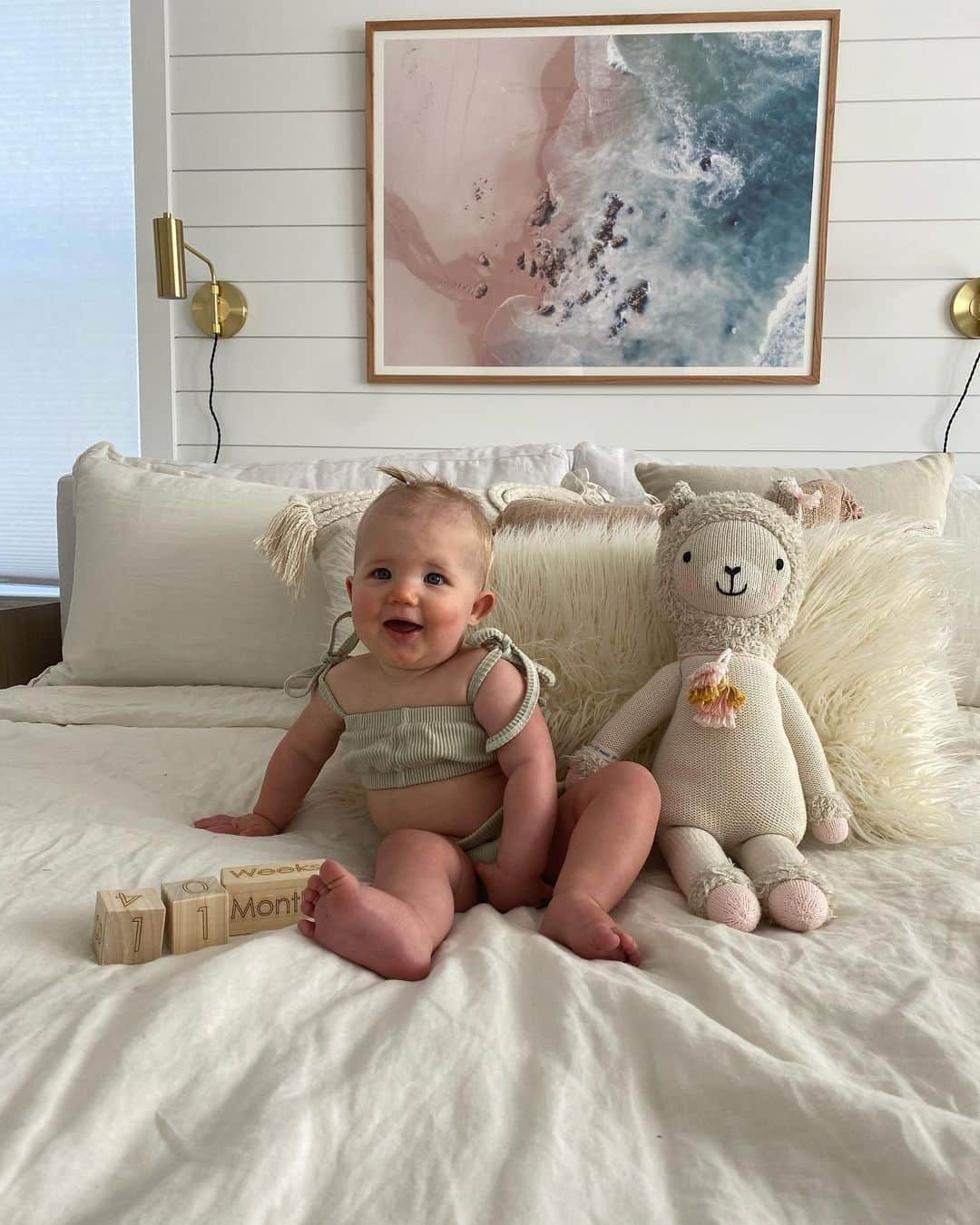 Aspyn Ovard Ferrisさんのインスタグラム写真 - (Aspyn Ovard FerrisInstagram)「11 months!!!! 💕👶🏼 She cooperated for these photos thanks to puffs and Trolls」7月21日 1時21分 - aspynovard