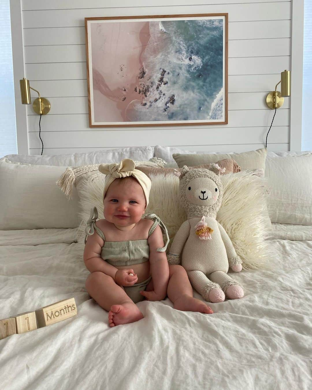 Aspyn Ovard Ferrisさんのインスタグラム写真 - (Aspyn Ovard FerrisInstagram)「11 months!!!! 💕👶🏼 She cooperated for these photos thanks to puffs and Trolls」7月21日 1時21分 - aspynovard