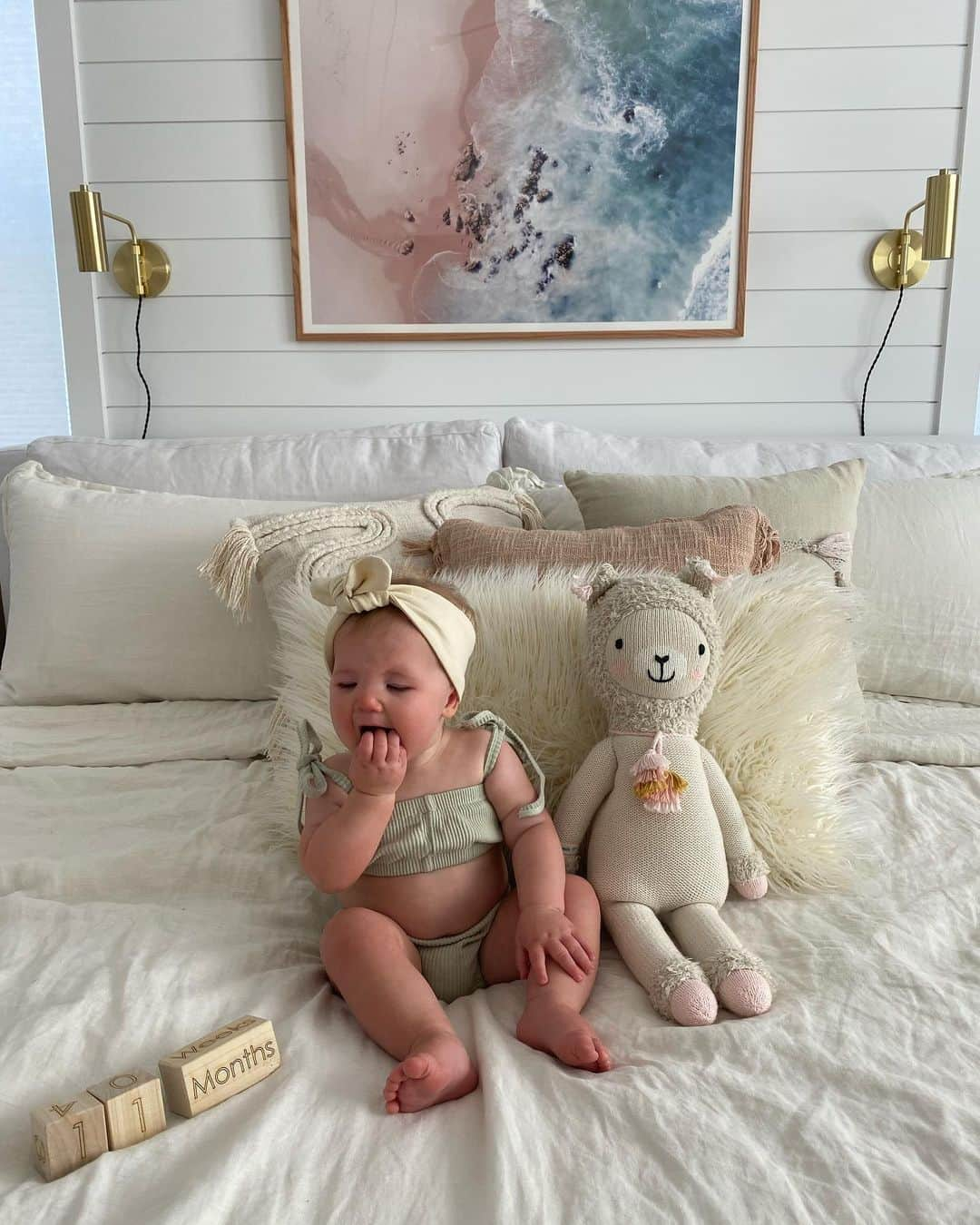 Aspyn Ovard Ferrisさんのインスタグラム写真 - (Aspyn Ovard FerrisInstagram)「11 months!!!! 💕👶🏼 She cooperated for these photos thanks to puffs and Trolls」7月21日 1時21分 - aspynovard