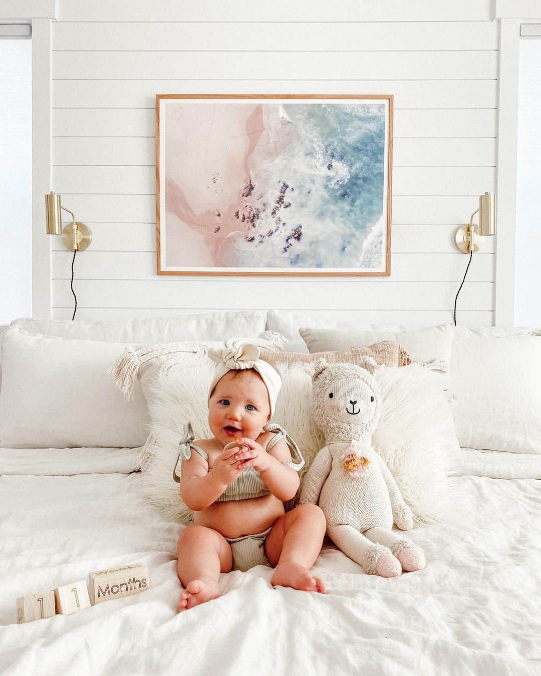 Aspyn Ovard Ferrisさんのインスタグラム写真 - (Aspyn Ovard FerrisInstagram)「11 months!!!! 💕👶🏼 She cooperated for these photos thanks to puffs and Trolls」7月21日 1時21分 - aspynovard