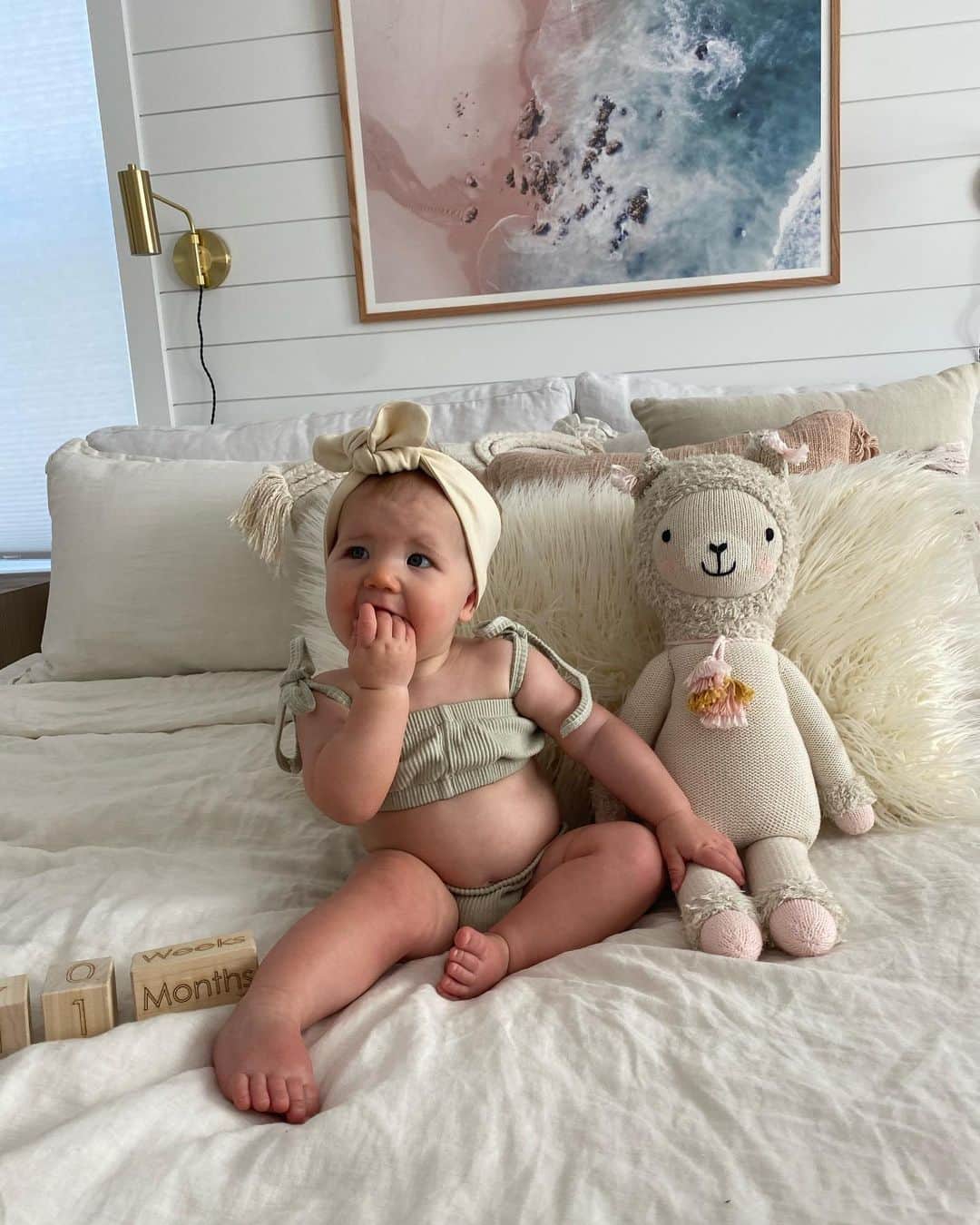 Aspyn Ovard Ferrisさんのインスタグラム写真 - (Aspyn Ovard FerrisInstagram)「11 months!!!! 💕👶🏼 She cooperated for these photos thanks to puffs and Trolls」7月21日 1時21分 - aspynovard