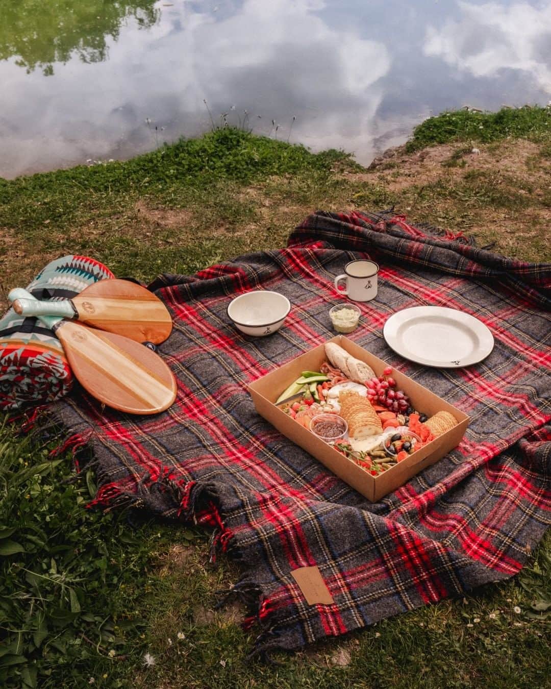 MR PORTERのインスタグラム：「Cosy blanket? ✔️ Bat and ball? ✔️ Unpredictable weather? ✔️ That's a picnic done right. Head to the link in bio to discover our full edit of summer essentials for the park and beyond. #MRPORTER」