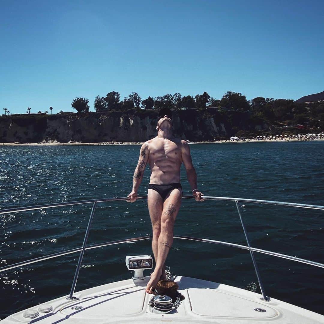 レオン・エルスのインスタグラム：「Rain.On.Me. 💦」