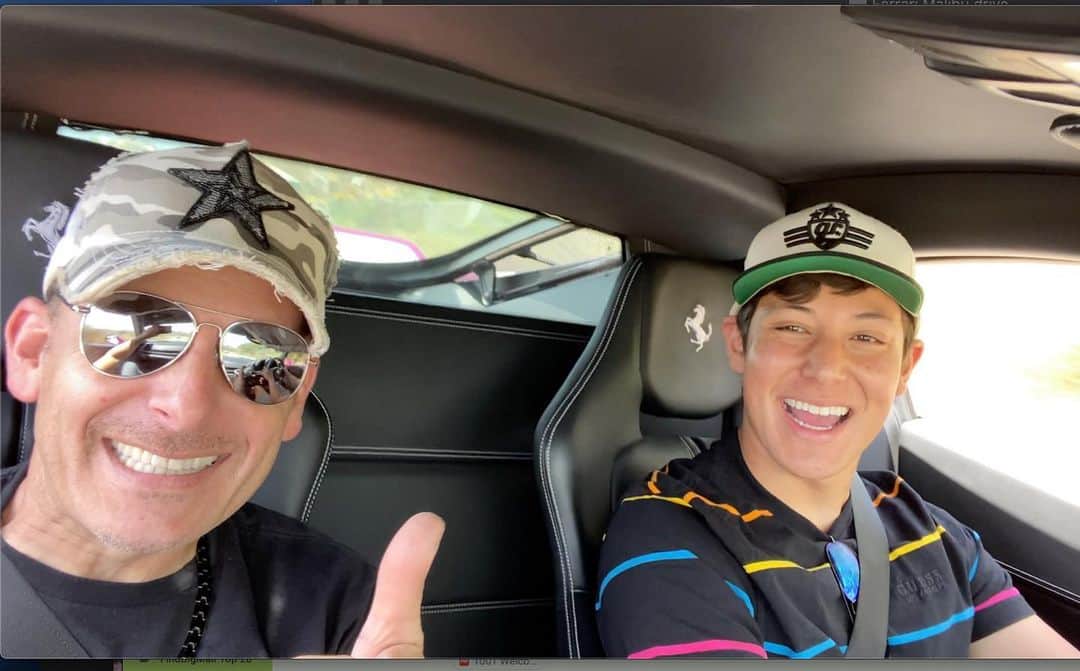 スティーブのインスタグラム：「THANK YOU! For 300,000 YouTube subscribers reached today!! I am grateful for your support!! Lots of fun content to come so please subscribe to Steves POV. 本日チャンネル登録者30万人達成！皆さんに感謝です　ありがとうございまーす😊」