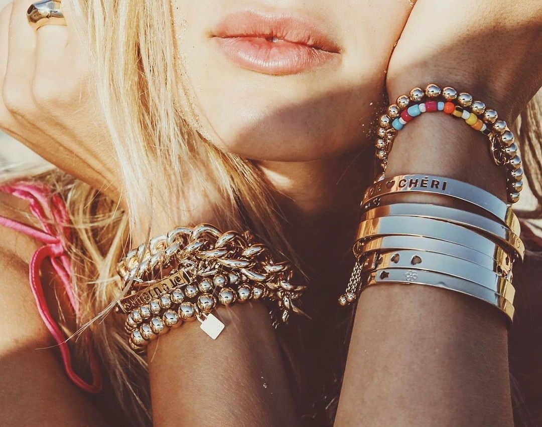 ダニジョーのインスタグラム：「Sun kissed and golden 💛 Tap to shop the NEW Golden Girl #armparty 🛒」