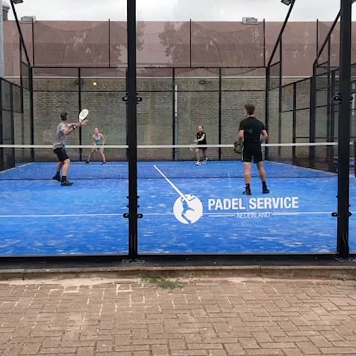 ロビン・ファン・ペルシのインスタグラム：「Today’s padel session with @arwinromeijn vs. @antonypeskens & @milou_ettekoven 😁👌 Love this game 🔥」
