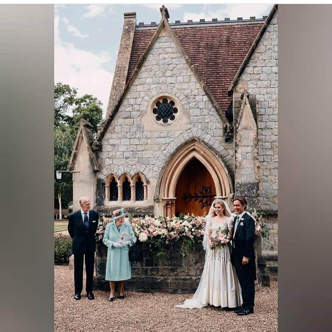 Wedding ?さんのインスタグラム写真 - (Wedding ?Instagram)「ROYAL WEDDING 👑 Princess Beatrice wore the Queen Mary diamond fringe tiara, which was worn by her grandmother at her wedding to Prince Philip in 1947.  The tiara was lent to the Queen on her wedding day, however, the frame of the gem broke and had to be quickly repaired before the ceremony.  Beatrice didn't opt for a traditional wedding dress, but instead chose a Norman Hartnell gown that was previously worn by the monarch at the London film premiere of "Lawrence of Arabia" in 1962, and again at the State Opening of Parliament in 1967.  The dress, made from Peau De Soie taffeta and trimmed with ivory Duchess satin, was remodeled and fitted for Beatrice by Angela Kelly and Stewart Parvin.  The dress was a break in tradition. Recent royal brides, including Princess Eugenie, Meghan Markle, and Kate Middleton, chose custom-designed gowns for their weddings.   Beatrice and Mozzi tied the knot at The Royal Chapel of All Saints in the grounds of Royal Lodge, a private estate in Windsor occupied by members of the royal family.  The venue is especially significant to Beatrice, who was confirmed there with her sister Princess Eugenie in 2005, according to Hello! Magazine.  The service was attended by just 20 people in order to comply with social distance regulations, The Sun initially reported.  Beatrice and Mozzi were originally supposed to have the ceremony at the Chapel Royal in the grounds of St James's Palace, London, which has the capacity for 150 guests. They also planned to have their reception in the gardens of Buckingham Palace.  However, the coronavirus pandemic meant they were forced to postpone both the ceremony and reception. #royalwedding #princessbeatrice #princessbeatriceofyork」7月21日 1時49分 - weddingideas_brides
