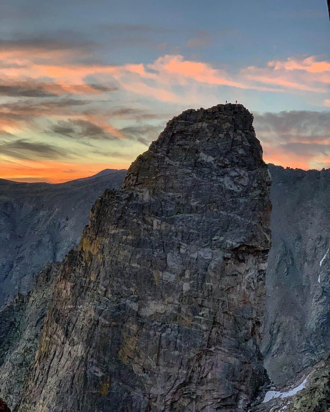 アレックス・オノルドのインスタグラム：「@tommycaldwell and I just climbed what he’s calling the Continental Divide Ultimate Linkup (CDUL, pronounced cuddle, for how you stay warm during the night...). We climbed 11 classic climbing routes and summitted something like 17 named peaks across RMNP. We traveled from Meeker to Notchtop, which required basically 36 hours of constant movement with roughly  20k ft of vertical and 35mi of scrambling between the peaks. Though the stats don’t mean much because the terrain is so rugged that it’s hard to characterize it as “hiking”. Huge thanks to @maurybirdwell and @adam_stack for supporting us during the journey with key resupplies. And thanks Adam for this cool pic of us on the summit of Sharkstooth at sunrise. Big day out!!」