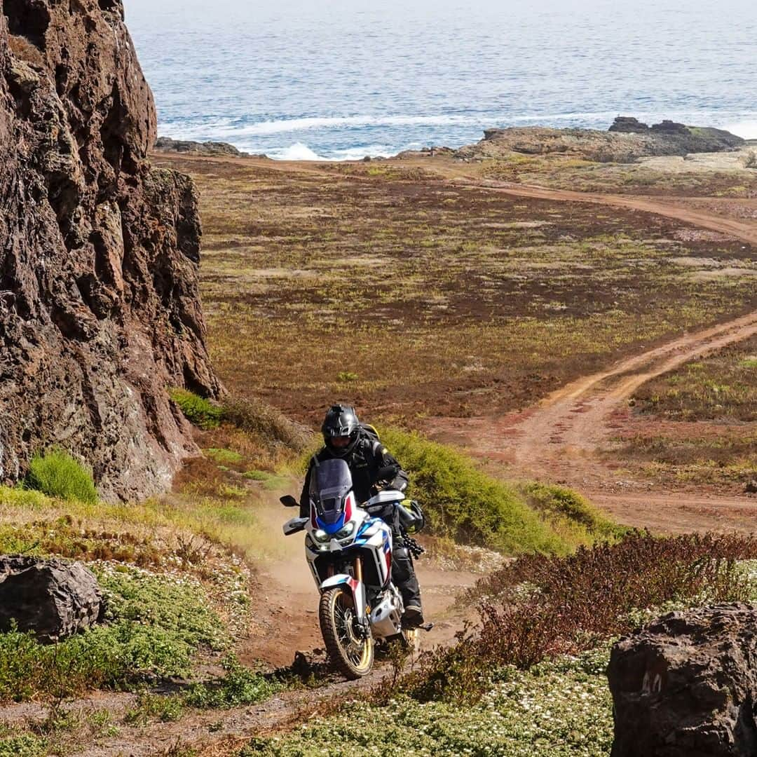 Honda Powersports USさんのインスタグラム写真 - (Honda Powersports USInstagram)「What adventures will this week bring you? 🏍️ William Gloege @roadtripdown 📸 Jon Beck @jonbeckadv #africatwin #ridered」7月21日 2時08分 - honda_powersports_us