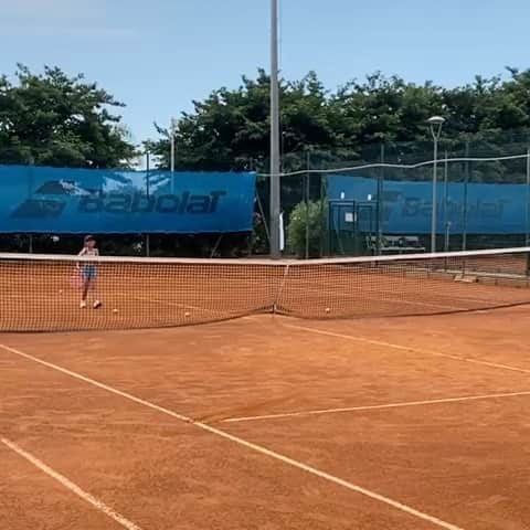 パストール・マルドナドのインスタグラム：「Creo que nada mal para una niña de 6 años. Que opinan los expertos? 💪  Not bad at all for a 6 year old girl, I think! What the experts say? 💪 ——————————————————— #tennis #tenis #girl #kids #experts #teamwork #trabajoenequipo #preparacion #futuro #constancia #determinacion #consistency #determination #practice #more #victoriamaldonado #dadysgirl #strong #fit #fitness #hardwork #comenta」