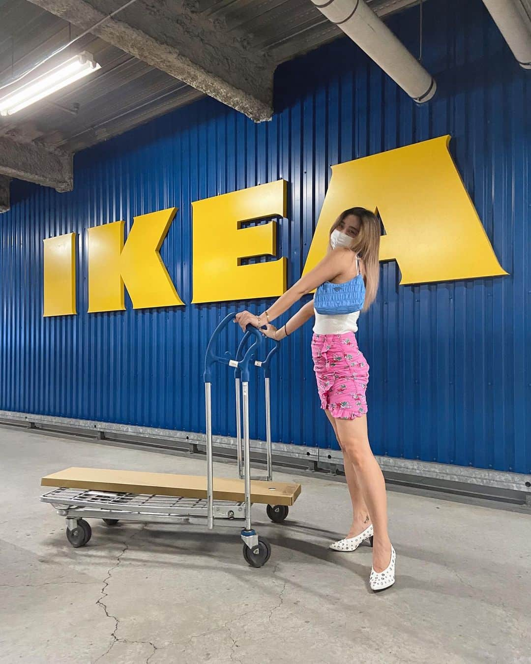 植野有砂さんのインスタグラム写真 - (植野有砂Instagram)「💙💛never too fancy for ikea 💛💙 @thelmaaoyama ちゃんとIKEA💙お出かけしてなさすぎてIKEAですらうれしくてスカートとヒール履いてたらテルマちゃんに爆笑されて撮られた写真です。笑 #この靴歩きやすいのって言ってたら #まさかの水ぶくれ」7月21日 13時13分 - alisaueno