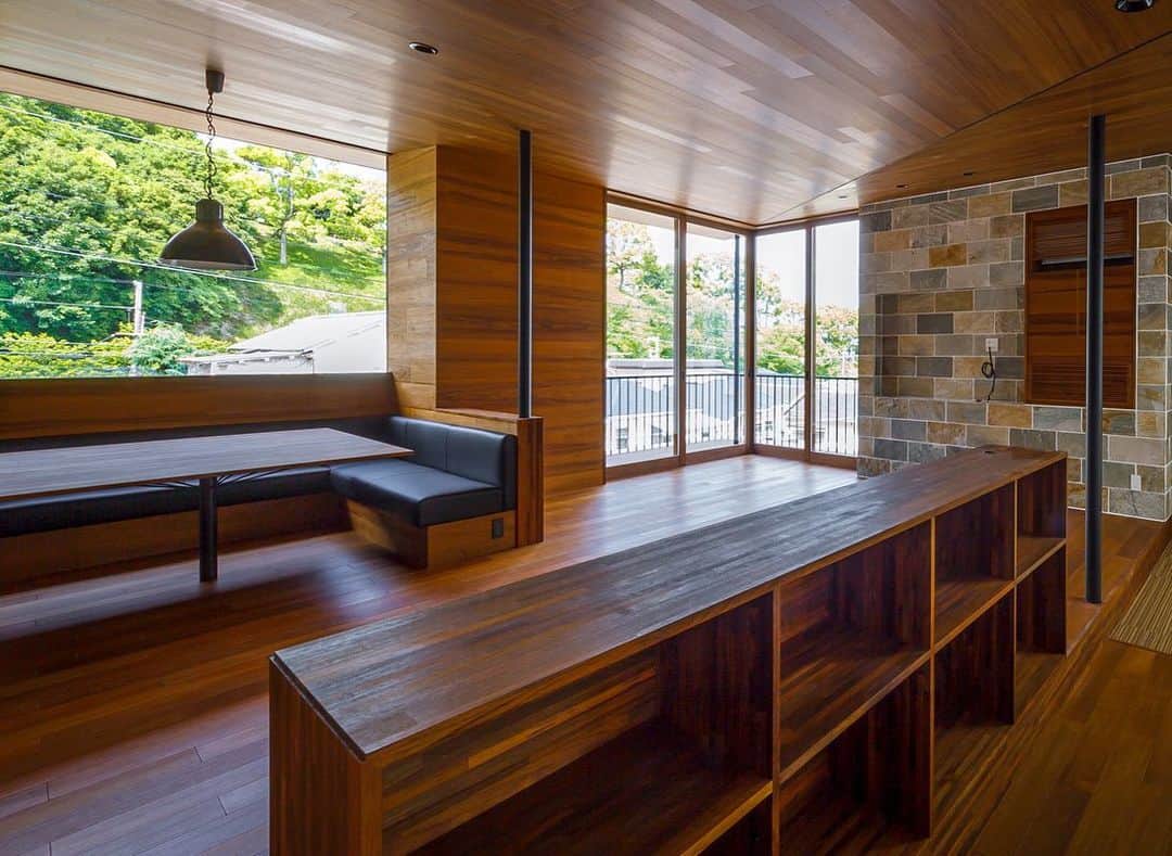 のインスタグラム：「リビング、ダイニングまわり♪ : ■haus-flat■ 兵庫県神戸市 #hausflat : #建築 #住宅 #一戸建て #新築 #リビング #デザイン #設計 #設計事務所 #ダイニング #建築家と建てる家 #建築家 #建築デザイン #インテリア #建築家デザイン #ウッドデッキ #キッチン #収納 #家づくり #木製サッシ #デッキテラス #インテリアデザイン #architect #architecture #diningroom #livingroom #interior #instahome #kitchen #一級建築士事務所haus」