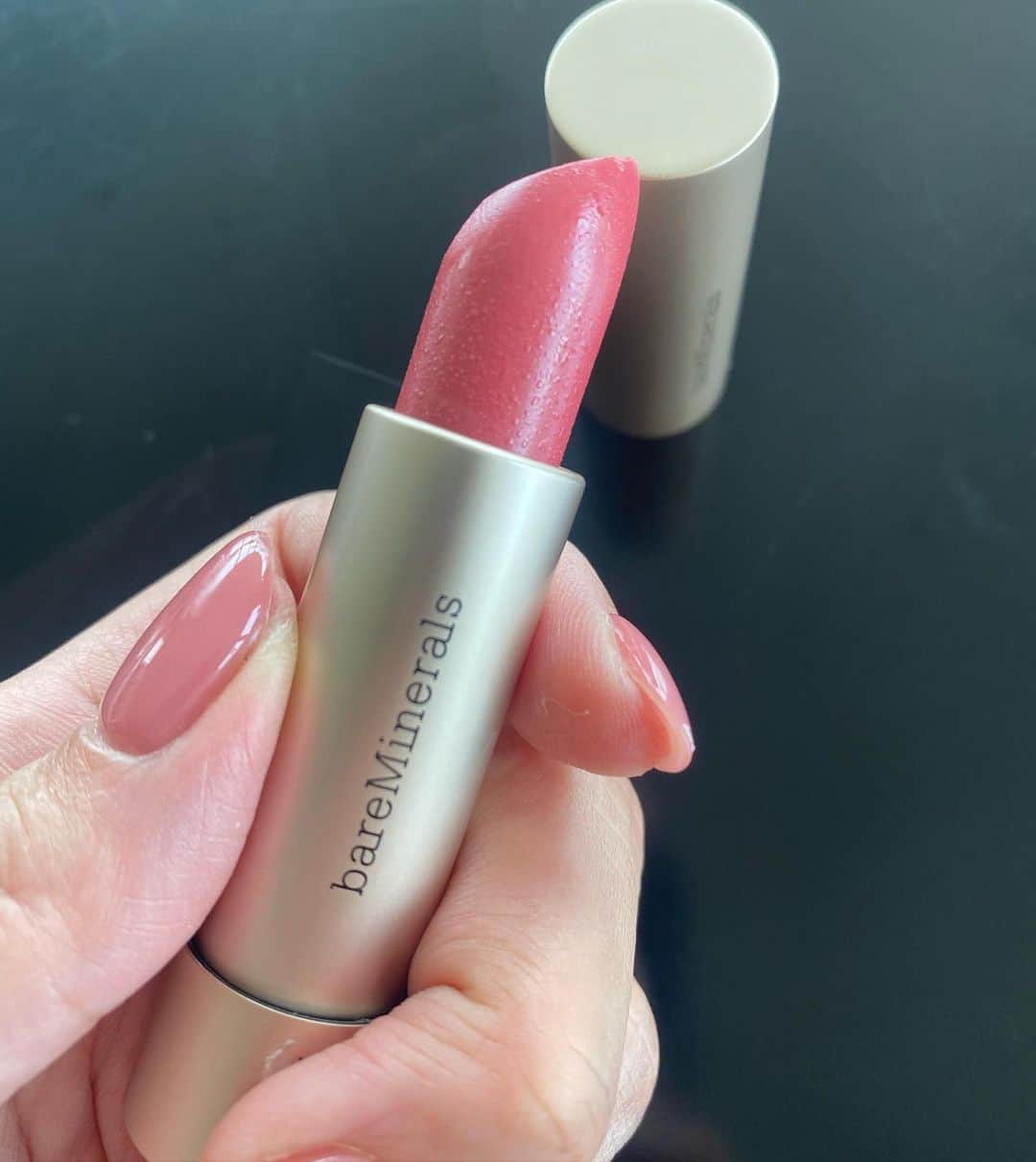 伊藤良夏のインスタグラム：「@bareminerals のコンフィデンスって色のこのリップめっちゃ可愛い。 マスクしててもちゃんとリップ塗ってるよ❤︎ #bareminerals #lipstick」