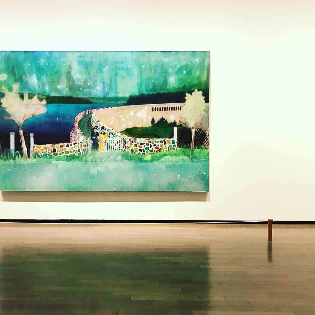 光野桃のインスタグラム：「ピーター・ドイグ展。 同世代の画家。 2000年にトリニダード・トバゴに招聘され、2年後に移住。 それ以降の作品が大好きです。 大竹伸朗の「モロッコ日記」を思い出したりした。 会期が延長され、10月まで。  #ピータードイグ展」