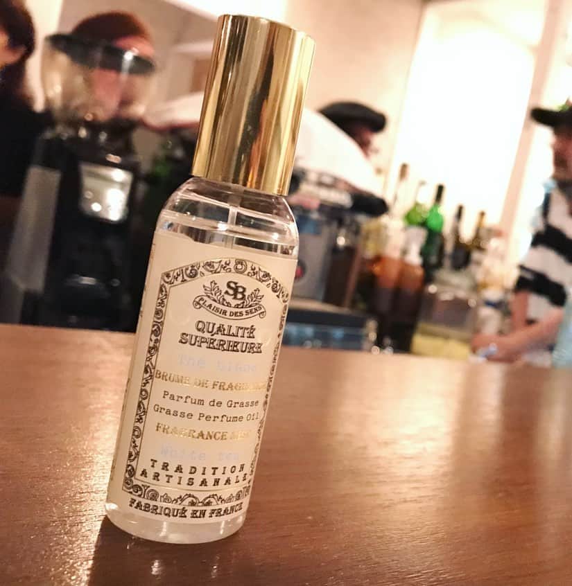 Yun chiのインスタグラム：「My New 🥀 ほんのり優しい香り☕️ . . #perfume #senteuretbeaute #サンタールエボーテ #サンタールエボーテホワイトティー #otonovaでゲットしたよ」