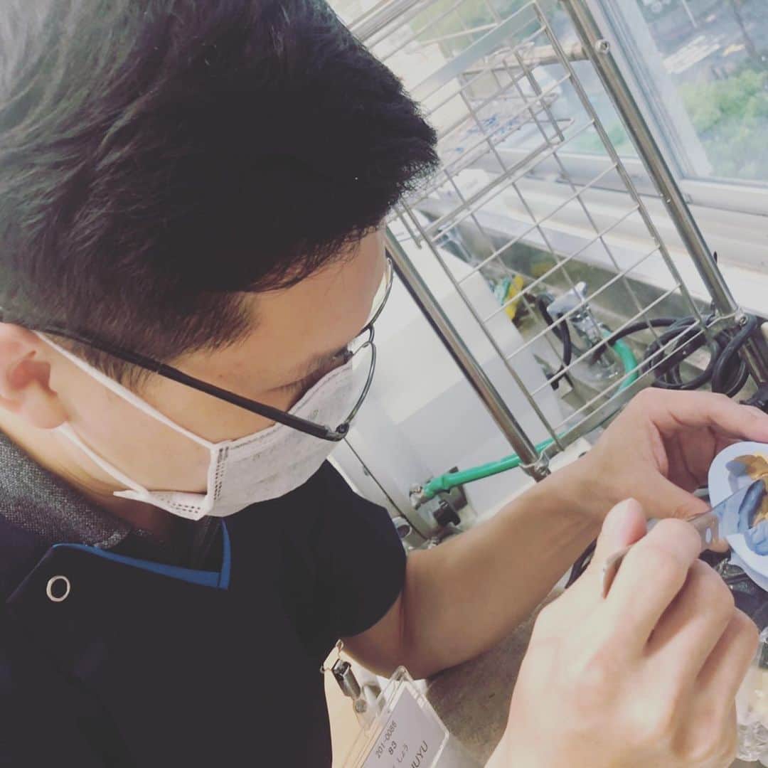 新東京歯科技工士学校さんのインスタグラム写真 - (新東京歯科技工士学校Instagram)「石膏注入の授業がありました！！  気泡を入れないように、振動を与えながら、石膏(せっこう)を流し込んでいます。 完成したのは、患者さんの口の中の模型✨ 皆、キレイにつくれました！ ・ ・ #歯科技工士 #コロナ対策万全  #専門学校 #実習」7月21日 12時04分 - shintokyodental