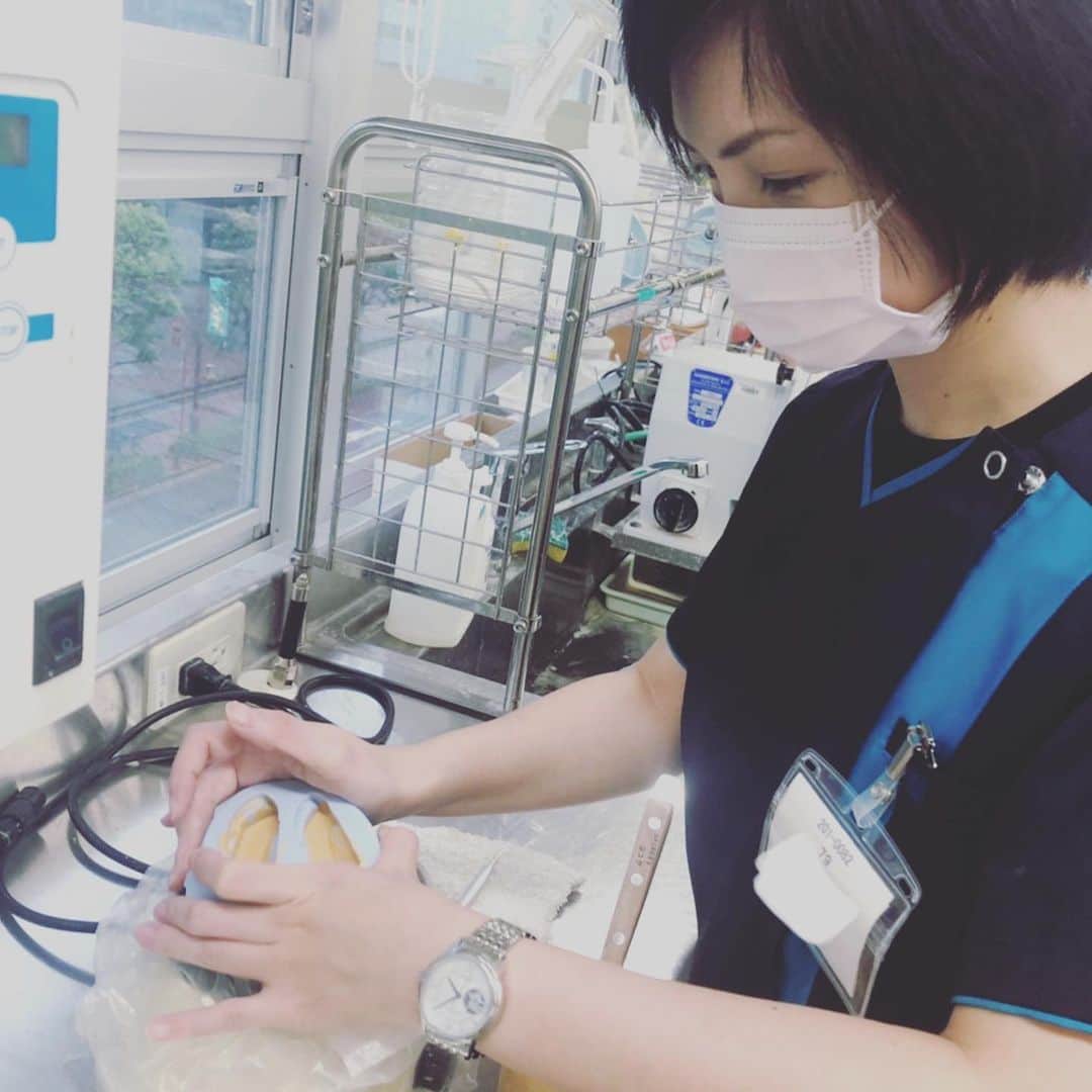 新東京歯科技工士学校さんのインスタグラム写真 - (新東京歯科技工士学校Instagram)「石膏注入の授業がありました！！  気泡を入れないように、振動を与えながら、石膏(せっこう)を流し込んでいます。 完成したのは、患者さんの口の中の模型✨ 皆、キレイにつくれました！ ・ ・ #歯科技工士 #コロナ対策万全  #専門学校 #実習」7月21日 12時04分 - shintokyodental