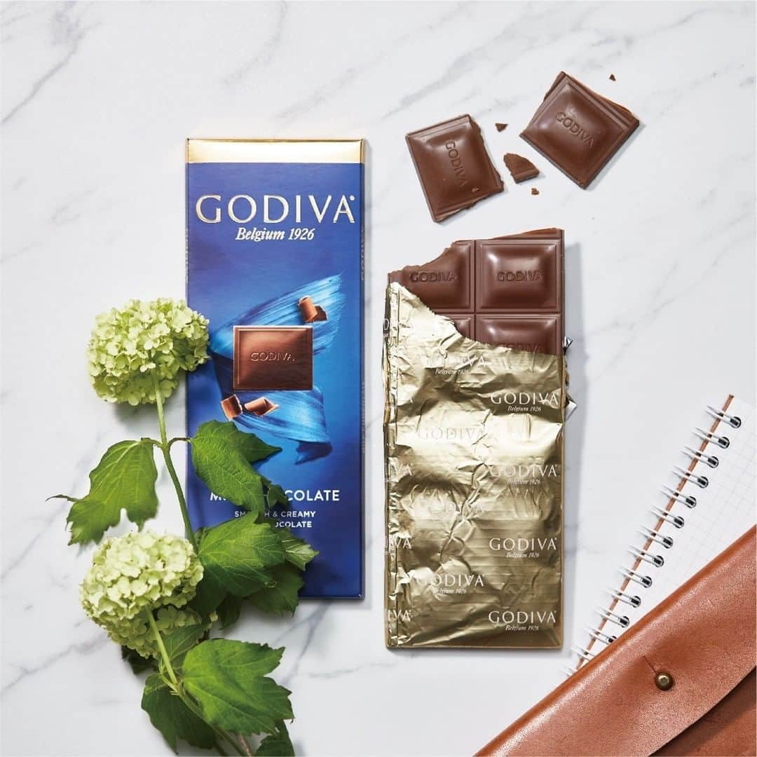 GODIVAさんのインスタグラム写真 - (GODIVAInstagram)「ブレイクタイムに 「ゴディバタブレット ミルクチョコレート」を🍫  なめらかでクリーミーな口どけを感じ、続いて濃厚なチョコレート感が訪れ、後味には調和のとれた心地よいカカオの余韻が広がります。 ホッとしたい休憩時間にぴったりです。 https://bit.ly/2DgDQaa  #タブレット #ゴディバ #チョコレート #チョコ #スイーツ #プレゼント #ギフト ＃おうち時間 ＃おうちチョコ #tablet #godiva #chocolate #limited #sweet #sweets #instasweet #instafood #present #gift」7月21日 12時00分 - godiva_japan