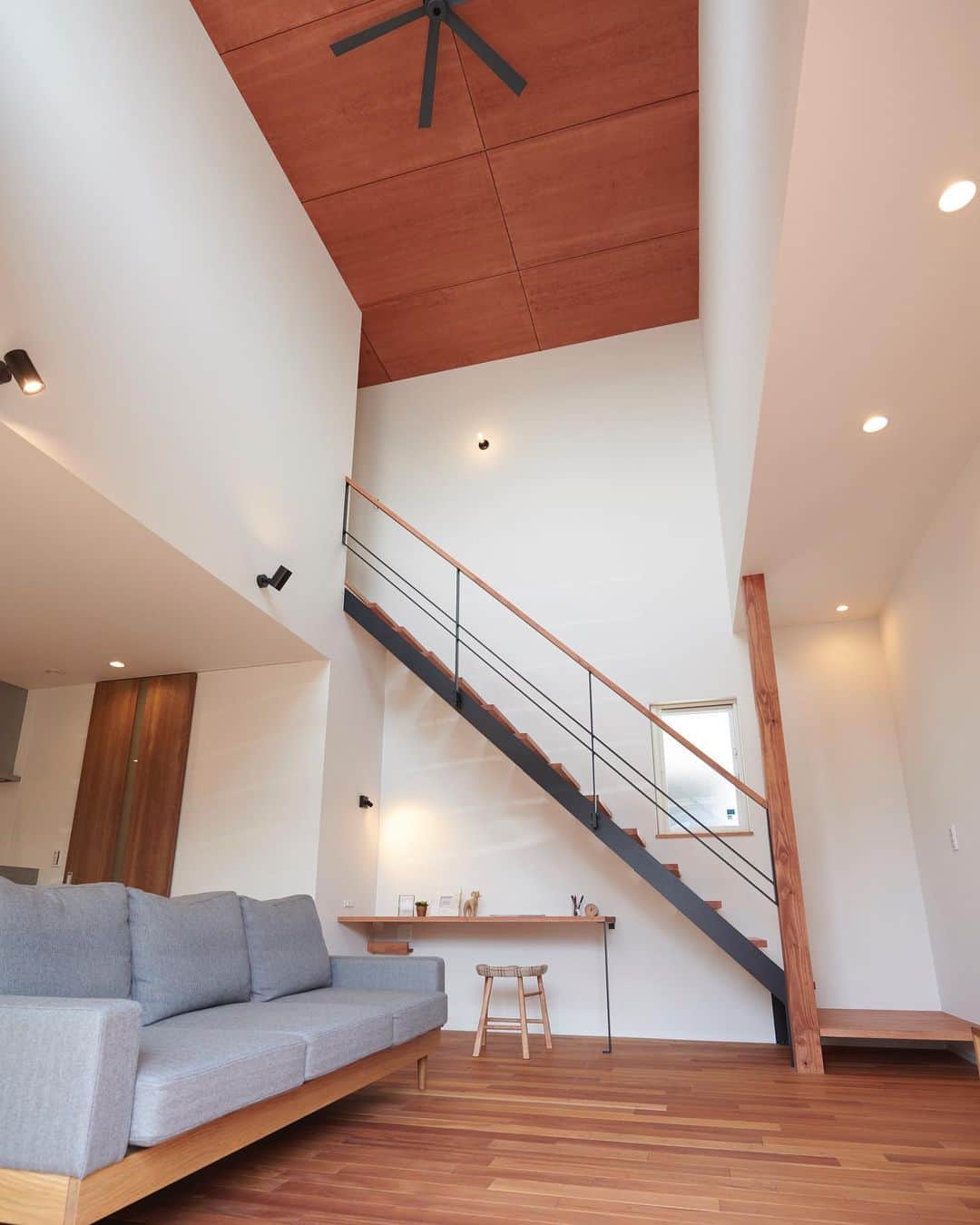 ルポハウス一級建築士事務所さんのインスタグラム写真 - (ルポハウス一級建築士事務所Instagram)「・ ・  ・ 開放感と明るさに包まれた、吹き抜けのあるリビング。 ・ 板張りの天井とすらりと上がる階段が視線を引き付け、視覚的にも伸びやかな寛ぎたくなる空間になりました。 ・ ・ ・ 𓐌𓐌𓐌𓐌𓐌𓐌𓐌𓐌𓐌𓐌𓐌𓐌𓐌𓐌𓐌𓐌𓐌𓐌  ルポハウスの施工事例はこちらまで☞ @reposhouse  𓐌𓐌𓐌𓐌𓐌𓐌𓐌𓐌𓐌𓐌𓐌𓐌𓐌𓐌𓐌𓐌𓐌𓐌 #ルポハウス は#ちょっとかっこいい家 を"友人のために" という思いでつくっています。 一生に一度の#マイホーム。 「あなたにしかできない」×「ルポハウスだからできる」で、 私たちだけの#家づくり を思いっきり楽しんでみませんか？！ ・ ・ ・ #住宅 #注文住宅 #新築一戸建て #デザイナーズ住宅  #一級建築士事務所 #設計事務所  #滋賀県大津市 #滋賀県草津市 #滋賀県栗東市  #滋賀県近江八幡市 #吹き抜けリビング #吹抜けリビング #鉄骨階段 #シーリングファン #ブラケット照明 #スタディコーナー #板張り天井」7月21日 12時01分 - reposhouse