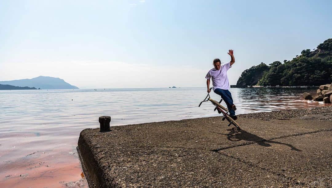 宇野陽介さんのインスタグラム写真 - (宇野陽介Instagram)「暑☀️夏2020 riding photo by @satoshi.saijo  #redbullican #redbull #bmx #photography #saijosatoshi #aresbikes #flatland #freestylebmx #wakasa #fukui」7月21日 12時01分 - yorkuno