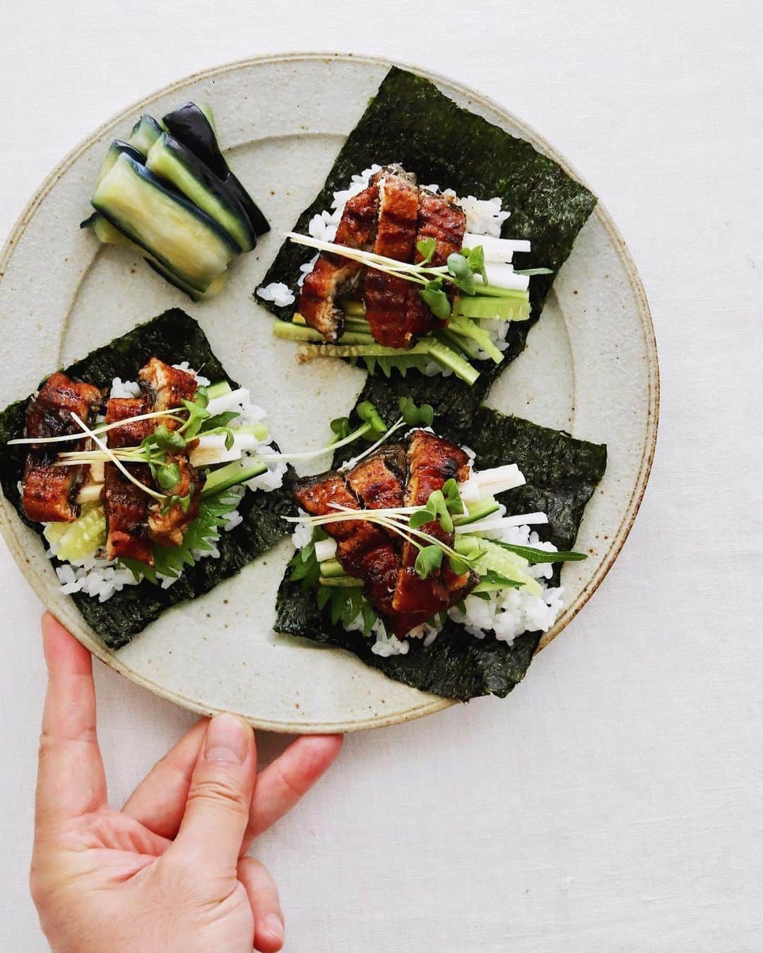 樋口正樹さんのインスタグラム写真 - (樋口正樹Instagram)「Unagi temaki . お昼にうなぎの手巻き。 焼き海苔に酢飯をのせ、 大葉、きゅうり、長芋、 刻んだうなぎの蒲焼き、 かいわれ大根を重ねて、 軽く巻きいただきます。 今日のうなぎは岡谷の。 . . #お昼ご飯 #うなぎ #土用の丑の日 #手巻き寿司 #手巻き #手巻きスタイル #のせるだけ #temaki #temakisushi #handsinframe」7月21日 12時07分 - higuccini