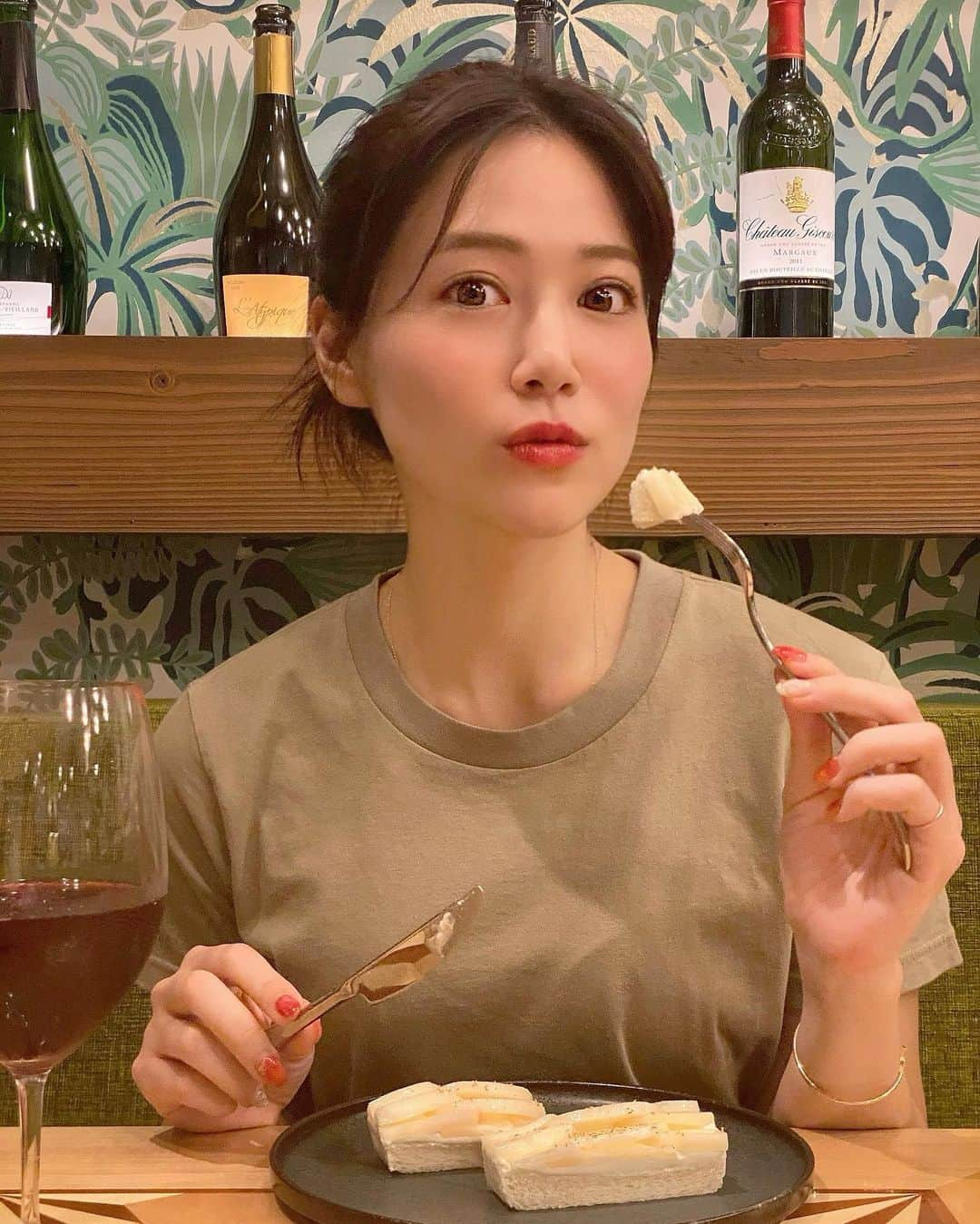 石井里奈さんのインスタグラム写真 - (石井里奈Instagram)「こんにちは☀️ . お昼は里奈ログ😋😋 最近ブームになっているフルーツサンド🍓💕 . 先日嵐にしやがれでも紹介されていた麻布十番にあるエトワール麻布さんへ🍓 @etoile_azabu 💕 . 進化系フルーツサンドといわれていて、ふわふわの食パンにフルーツごとに使用する生クリームを変えたこだわりあるフルーツサンドなの！🥺❤️ 見た目もすっごく可愛くて、ふわふわで美味しすぎました🤤🤤🤤 . 私はテレビでも紹介されていた白桃のフルーツサンドを❤️ バーでもあるのでお酒の種類も豊富💕さっぱり赤ワインと一緒にいただく大人の夜食タイム✨ . ランチもやってるみたいなので今度絶対またいきたいお店🙆‍♀️予約してフルーツサンド確保していくことおすすめです❣️ . 今日も頑張りましょう💕 . #フルーツサンド #エトワール麻布 #etoile #麻布十番 #麻布十番グルメ #fruitsandwich #白桃 #桃 #桃スイーツ #夏スイーツ #嵐にしやがれ #嵐 #嵐にしやがれで紹介された店 #嵐にしやがれで紹介 #りなまるグルメ #女子会 #麻布十番バー #ワイン #ワイン女子 #生クリーム #サンドイッチ #サンドウィッチ #フルーツサンド専門店 #フルーツサンドイッチ #インスタ映えスイーツ #インスタ映え #グルメ #果物 #果物大好き #peach」7月21日 12時07分 - ri7tin1025