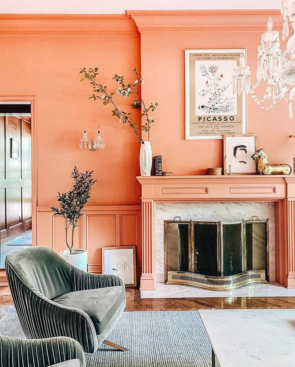 FRENCH GIRLさんのインスタグラム写真 - (FRENCH GIRLInstagram)「Our #MondayMuse this week is this gorgeous, peachy indoor paradise, courtesy of @witanddelight_ 🍑  We’ve been gravitating towards light, bright, and sunny colors recently. The summery palette of ripe fruit and vibrant flowers is keeping us positive while we continue to social distance and dream up post-quarantine plans. ✨  Photo of @witanddelight_ ‘s home, via @dominomag 🧡」7月21日 12時08分 - frenchgirlorganics