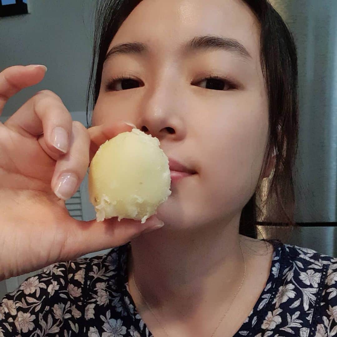チョン・ダへさんのインスタグラム写真 - (チョン・ダへInstagram)「올 봄, 강원도에서 내가 직접 감자를 심었었는데, 이번에 수확하셨다며 제주도 집으로 보내주셨다. 역시 감자는 강원도 감자가 최고~👍 기쁨의 세레모니..🤭🤗 ᆞ #잠옷입고뭐하니 #자주잠옷편하당 #강원도감자 #딸래in제주」7月21日 12時08分 - ddallae