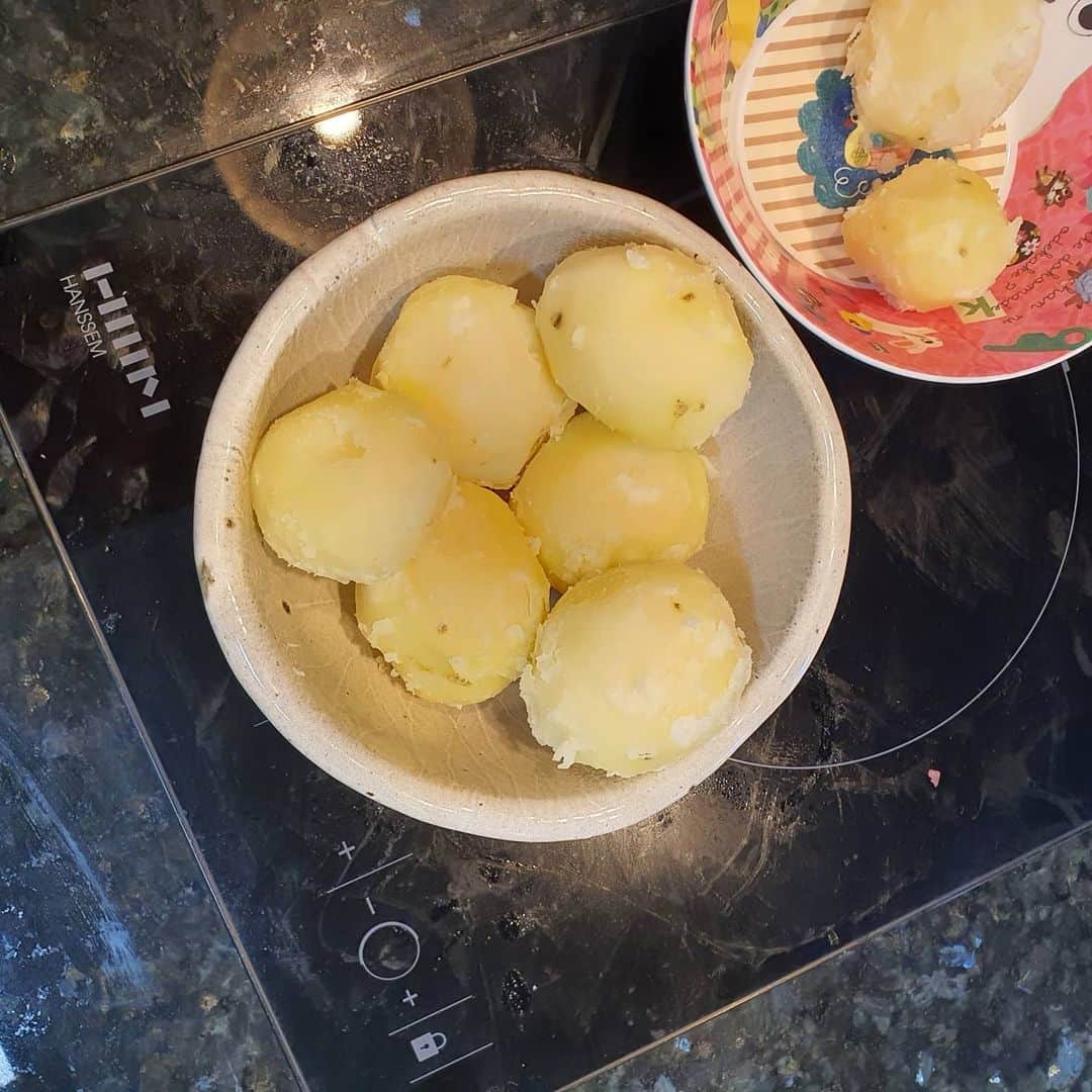 チョン・ダへさんのインスタグラム写真 - (チョン・ダへInstagram)「올 봄, 강원도에서 내가 직접 감자를 심었었는데, 이번에 수확하셨다며 제주도 집으로 보내주셨다. 역시 감자는 강원도 감자가 최고~👍 기쁨의 세레모니..🤭🤗 ᆞ #잠옷입고뭐하니 #자주잠옷편하당 #강원도감자 #딸래in제주」7月21日 12時08分 - ddallae