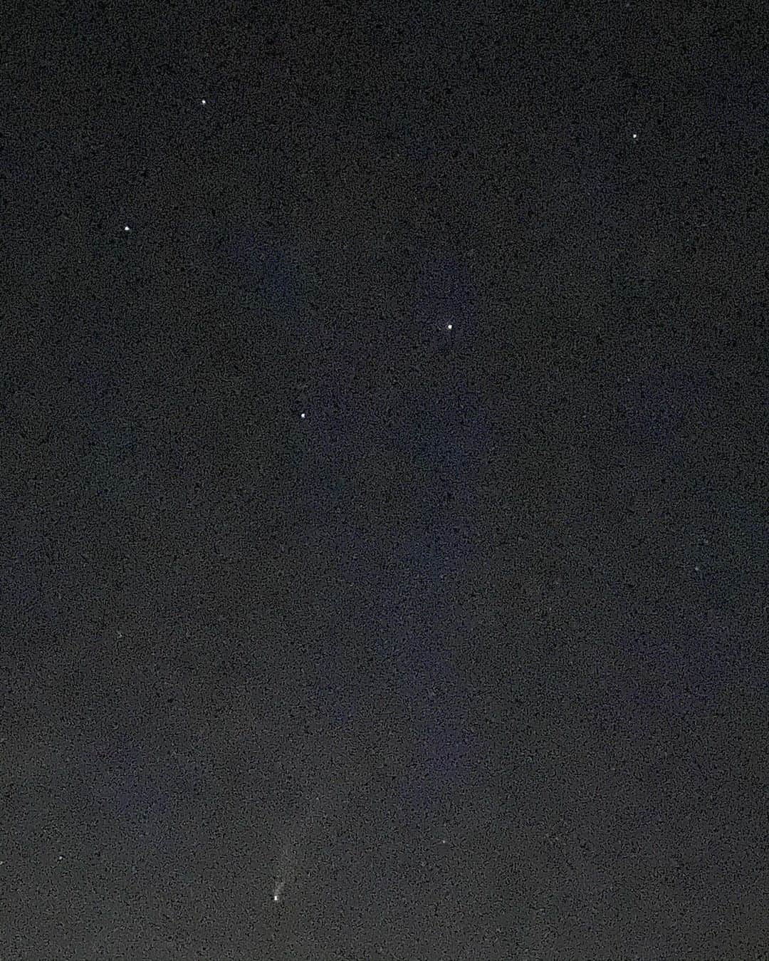 クリスティ・ブリンクリーさんのインスタグラム写真 - (クリスティ・ブリンクリーInstagram)「Stargazers! It’s super clear in the Northeast so the Comet Neowise is still visible and def worth a gander if you haven’t seen it yet! Just under the Big Dipper,  see the little streak or coma of the comet? ✨☄️✨💫✨🌟⭐️」7月21日 12時14分 - christiebrinkley