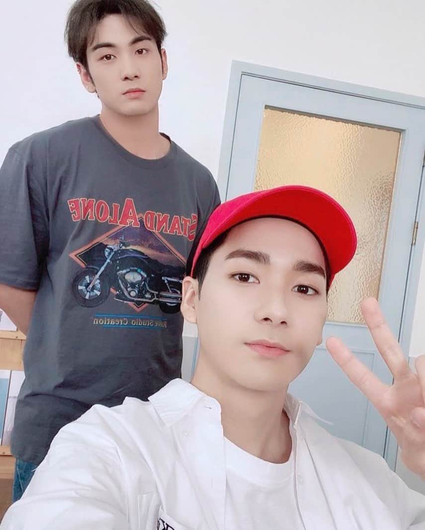 アロン のインスタグラム：「울 든든한 백호 생일축하축하!! 오늘 행복하게 보내쟈!! 😆」