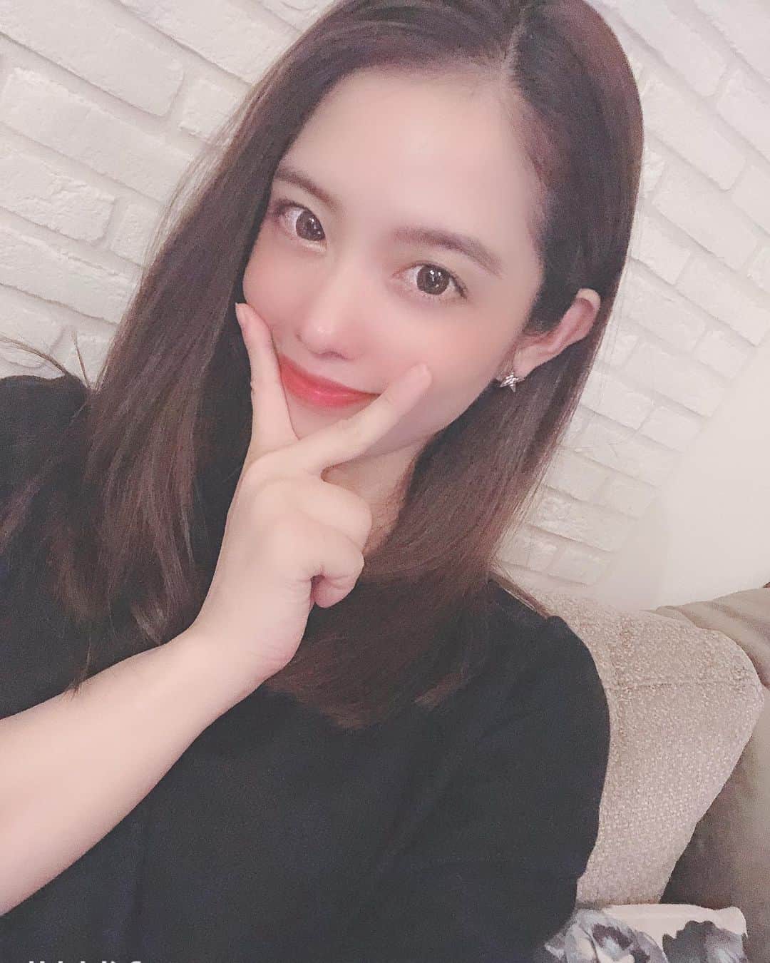 のインスタグラム：「今の時期にとても嬉しいものをGET✨エアレボ‼️イオンの発生効果を利用した携帯エアクリーナーなんです💎首からかけて身につけるのも良し🙆‍♀️空気の汚れやニオイが気になるお部屋の一部に置いて使っても良し🙆‍♀️ カードから発生するイオンがトラブル物質を低減してくれるんだって🌈✨ちょっと使ってみよう☺︎  #エアレボ  #マイナスイオン #ウィルス対策 #カード式空気清浄機 #花粉対策 #エアレボカード #ボンド #新しいエチケット #pr #コラボベース #セミディ #makeup #ion」